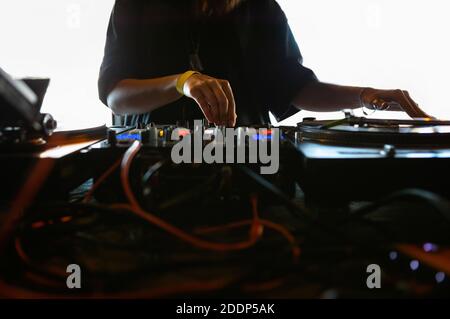 Un dj féminin joue de la musique en discothèque.Professional disc jockey girl jouant des pistes musicales avec platine analogique rétro, disques vinyles, son mixte Banque D'Images