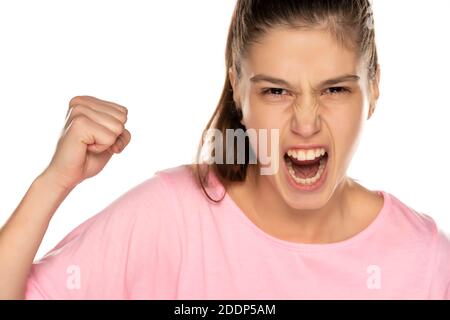 Portrait d'une jeune femme en colère sans maquillage sur fond blanc Banque D'Images