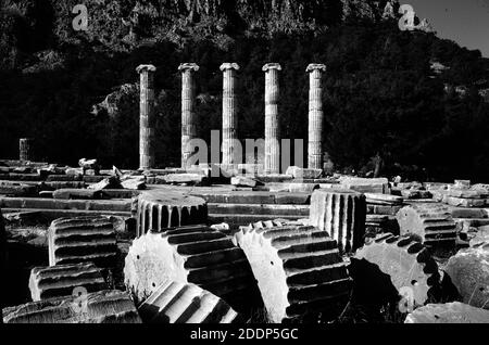 Image monochrome du Temple d'Athéna et des colonnes classiques brisées À la ville antique en ruines de Priene Turquie Banque D'Images