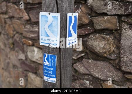 Géographie / Voyage, Allemagne, Hesse, Ruedesheim, drapeau du Rheinsteig sur le cloître Saint Hildegar, Additional-Rights-Clearance-Info-not-available Banque D'Images