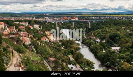 Vue du château de Znojemsky hrad dans la ville de Znojmo en République tchèque avec la rivière Dyje, le pont ferroviaire, le monastère Loucky klaster et la chaîne de montagnes de Palava o Banque D'Images