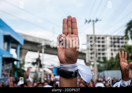 Bangkok, Thaïlande. 30 août 2020. Un manifestant avec un ruban blanc rend hommage aux trois doigts lors d'une manifestation.le salut aux trois doigts est un symbole des manifestations anti-gouvernementales en Thaïlande qui signifient la liberté, la liberté et la fraternité inspirées par les films des Hunger Games. Crédit : SOPA Images Limited/Alamy Live News Banque D'Images