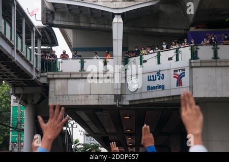 Bangkok, Thaïlande. 18 octobre 2020. Les manifestants saluent les trois doigts lors d'une manifestation au BTS Bearing Station. Le hommage aux trois doigts est un symbole des manifestations anti-gouvernementales en Thaïlande qui signifient la liberté, la liberté et la fraternité inspirées par les films des Hunger Games. Crédit : SOPA Images Limited/Alamy Live News Banque D'Images