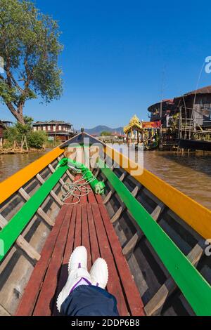 Long trajet en bateau à Nyaungshwe, Nyaung Shwe, l'État Shan, au Lac Inle, Myanmar (Birmanie), l'Asie en février Banque D'Images