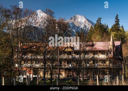 Hôtel abandonné dans les montagnes de Tatra en Slovaquie, le feuillage d'automne et les sommets enneigés. Banque D'Images