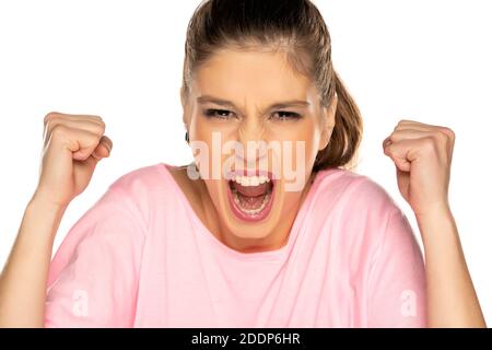 Portrait de jeune femme en colère sur fond blanc Banque D'Images