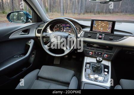 GRODNO, BÉLARUS - DÉCEMBRE 2019 : intérieur de l'Audi A6 4G C7 dans des tons sombres avec affichage avec carte de navigation GPS, panneaux de commande de climatisation du système multimédia Banque D'Images