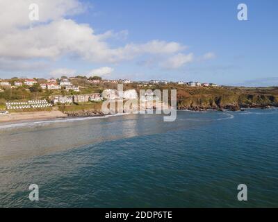 Vue sur la baie de Langland à Gower, au pays de Galles, au Royaume-Uni depuis la mer lors d'une journée propre à la fin de l'automne. Ciel bleu avec quelques nuages Banque D'Images