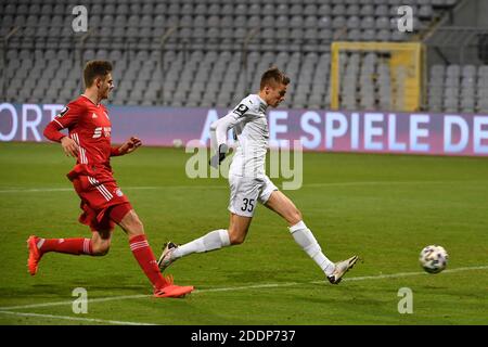 Muenchen GRUENWALDER STADION. 25 novembre 2020. Goalchance Filip BIBIBIJA (IN), à gauche: Josip STANISIC (FCB). Action, duels. Football 3ème ligue, Liga3, FC Bayern Munich II - FC Ingolstadt 1-3 le 25 novembre 2020 à Muenchen GRUENWALDER STADION. LES RÉGLEMENTATIONS DFL INTERDISENT TOUTE UTILISATION DE PHOTOGRAPHIES COMME SÉQUENCES D'IMAGES ET/OU QUASI-VIDÉO. | utilisation dans le monde crédit: dpa/Alay Live News Banque D'Images