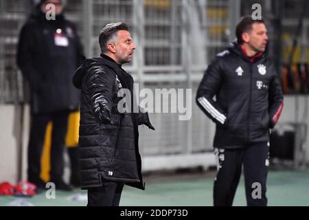 Muenchen GRUENWALDER STADION. 25 novembre 2020. Tomas ORAL (entraîneur Ingolstadt), Gesture, donne des instructions, football 3ème ligue, Liga3, FC Bayern Munich II - FC Ingolstadt 1-3 le 25 novembre 2020 à Muenchen GRUENWALDER STADION. LES RÉGLEMENTATIONS DFL INTERDISENT TOUTE UTILISATION DE PHOTOGRAPHIES COMME SÉQUENCES D'IMAGES ET/OU QUASI-VIDÉO. | utilisation dans le monde crédit: dpa/Alay Live News Banque D'Images