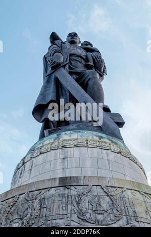 La sculpture du guerrier soviétique libérateur dans le Mémorial de la guerre soviétique (Sowjetisches Ehrenmal) dans le Parc du Treptower, Berlin Banque D'Images