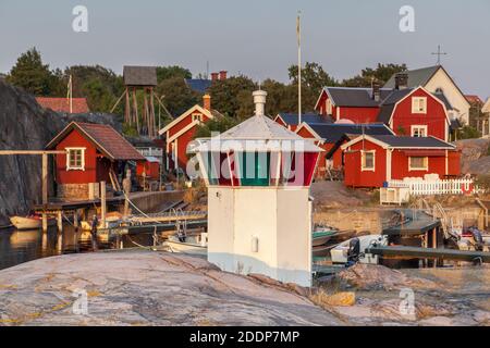 Géographie / Voyage, Suède, Stockholm laen, Nynäshamn, petit phare sur le port de bateau de sport en terre, Additional-Rights-Clearance-Info-not-available Banque D'Images