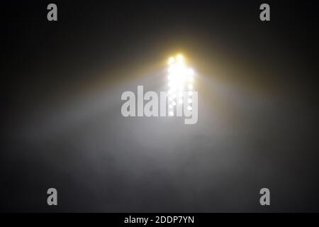 Muenchen GRUENWALDER STADION. 25 novembre 2020. Motif de bordure, avec gaufrettes de brouillard autour d'un poteau de projecteur. Football 3ème ligue, Liga3, FC Bayern Munich II - FC Ingolstadt 1-3 le 25 novembre 2020 à Muenchen GRUENWALDER STADION. LES RÉGLEMENTATIONS DFL INTERDISENT TOUTE UTILISATION DE PHOTOGRAPHIES COMME SÉQUENCES D'IMAGES ET/OU QUASI-VIDÉO. | utilisation dans le monde crédit: dpa/Alay Live News Banque D'Images