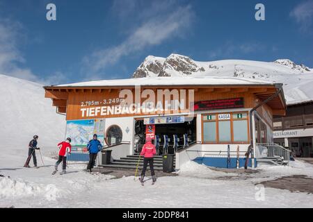 Soelden, Autriche - avril 2008 : belle journée de printemps dans la station de ski de Soelden Glacier. Banque D'Images