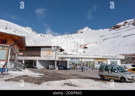 Soelden, Autriche - avril 2008 : belle journée de printemps dans la station de ski de Soelden Glacier. Banque D'Images