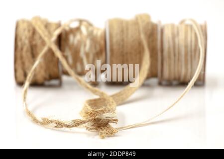 Rouleaux de cordelette tressée de toile de sackCloth et de chanvre pour la décoration et la décoration. Mise au point sélective avec faible profondeur de champ. Banque D'Images