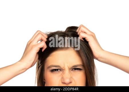 Un demi-portrait de la jeune femme nerveuse égratignure la tête arrière-plan blanc Banque D'Images