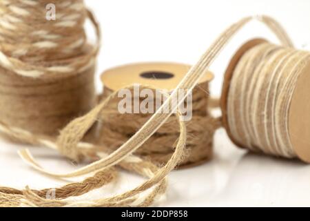 Rouleaux de cordelette tressée de toile de sackCloth et de chanvre pour la décoration et la décoration. Mise au point sélective avec faible profondeur de champ. Banque D'Images