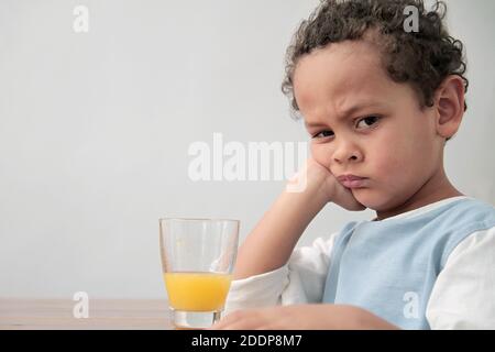 enfant buvant un verre de jus d'orange de fruits favorisant la santé photo de la réserve de nourriture Banque D'Images