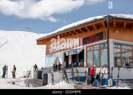 Soelden, Autriche - avril 2008 : belle journée de printemps dans la station de ski de Soelden Glacier. Banque D'Images