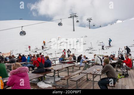 Soelden, Autriche - avril 2008 : belle journée de printemps dans la station de ski de Soelden Glacier. Banque D'Images