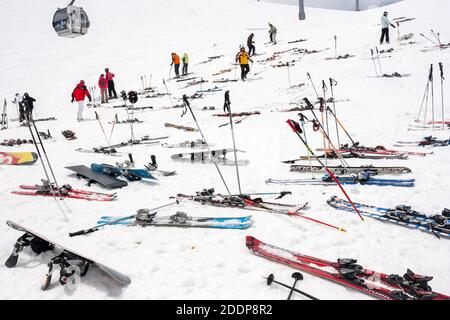 Soelden, Autriche - avril 2008 : belle journée de printemps dans la station de ski de Soelden Glacier. Banque D'Images