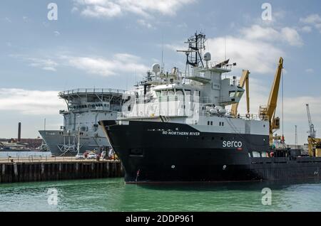 Portsmouth, Royaume-Uni - 8 septembre 2020 : le navire de sauvetage sous-marin exploité par Serco Northern River amarré à côté du navire de réparation RFA diligence dans le Banque D'Images