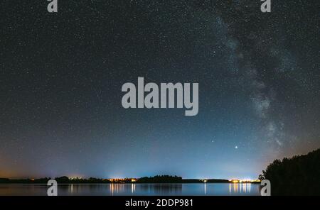 Étoiles de nuit au-dessus du lac. Paysage de fond de ciel Starry naturel Banque D'Images