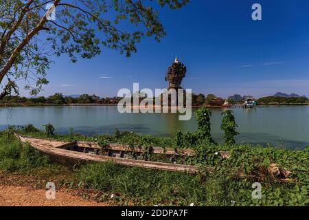 Incroyable pagode bouddhiste Kyauk Kalap à hPa-an, Myanmar (Birmanie) Banque D'Images