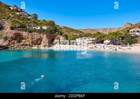 Baignade dans la méditerranée espagnole, côte pittoresque et ensoleillée. Plage de la Granadella. Banque D'Images