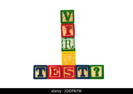 Les blocs de l'alphabet de jouet en bois épelent les mots virus Test qui fait allusion au test du virus corona. Photo de haute qualité Banque D'Images