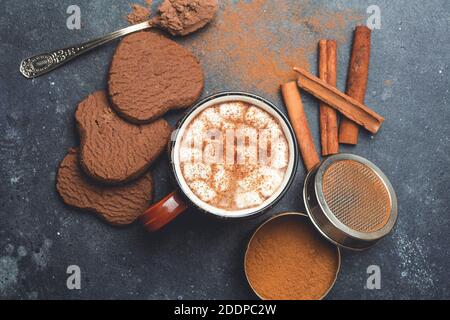 Boisson chaude au chocolat (cacao) à l'arrière. Boisson au cacao sur fond sombre avec cannelle et fouetter. Boissons chaudes en hiver Banque D'Images