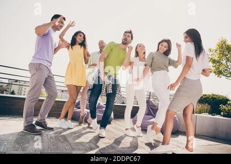 Photo de refroidir les jolies filles les gars ont l'amusement dansant faites la fête sur la terrasse du toit Banque D'Images