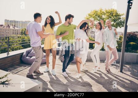 Photo de jolies filles sympathiques les gars ont le plaisir de danser faites la fête sur la terrasse du toit Banque D'Images