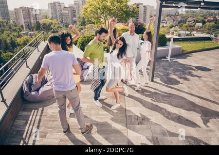 Photo de jolies filles adorables les gars adorables ont la danse amusante faites la fête sur la terrasse du toit Banque D'Images