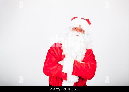 portrait d'un joyeux père noël regardant directement à l'appareil photo. concept de noël. Banque D'Images