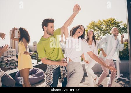 Photo de jolis couples sympathiques avec fête dansante terrasse sur le toit Banque D'Images