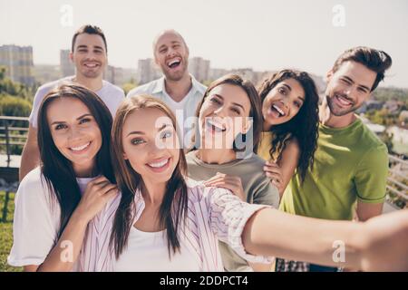 Photo d'optimistes jolies filles beaux gars faisant selfie ont fête sur la terrasse sur le toit à l'extérieur Banque D'Images