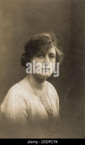Portrait en studio noir et blanc de la jeune femme anglaise en 1925. Tête et épaules. Banque D'Images