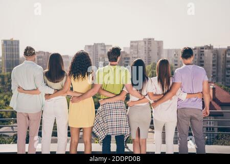 Photo de cool jolies filles beaux gars debout embrassant ont fête sur la terrasse sur le toit à l'extérieur Banque D'Images