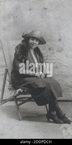 Studio photo de jeune femme, banquette dans un transat, portant des vêtements d'extérieur, vers 1914, Lancashire, Angleterre. Banque D'Images