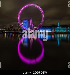 London Eye se reflète dans la Tamise. Banque D'Images