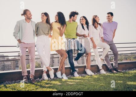 Photo d'optimiste jolies filles belles gars debout parlant ont fête sur la terrasse sur le toit à l'extérieur Banque D'Images