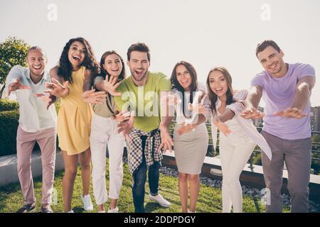 Photo de jolies filles adorables gars debout veulent à hug faire une fête sur la terrasse du toit à l'extérieur Banque D'Images