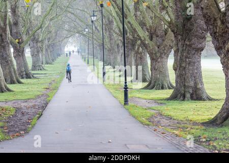 Cambridge, Royaume-Uni. 26 novembre 2020. Les gens dehors et autour dans la brume sur un matin glacial de fin d'automne. Les températures sont tombées à des températures proches du point de congélation pendant la nuit et on prévoit un temps plus froid dans les prochains jours. Crédit : Julian Eales/Alay Live News Banque D'Images