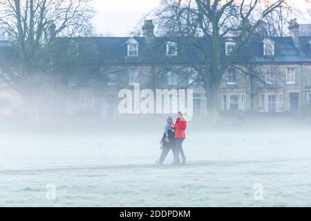 Cambridge, Royaume-Uni. 26 novembre 2020. Les gens dehors et autour dans la brume sur un matin glacial de fin d'automne. Les températures sont tombées à des températures proches du point de congélation pendant la nuit et on prévoit un temps plus froid dans les prochains jours. Crédit : Julian Eales/Alay Live News Banque D'Images