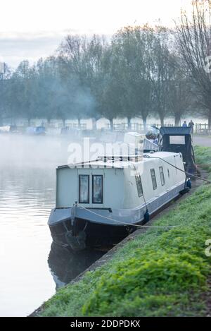 Cambridge, Royaume-Uni. 26 novembre 2020. La brume et la fumée s'élèvent à partir des bateaux amarrés sur la rivière Cam lors d'une matinée glaciale à la fin de l'automne. Les températures sont tombées à des températures proches du point de congélation pendant la nuit et on prévoit un temps plus froid dans les prochains jours. Crédit : Julian Eales/Alay Live News Banque D'Images