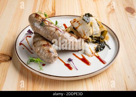 Fried Weisswurst (saucisse de veau blanc) avec du chou mariné et mer mer Banque D'Images