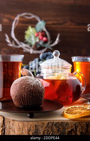 Thé de noël - Thé au citron et raisin avec gâteau au chocolat Banque D'Images