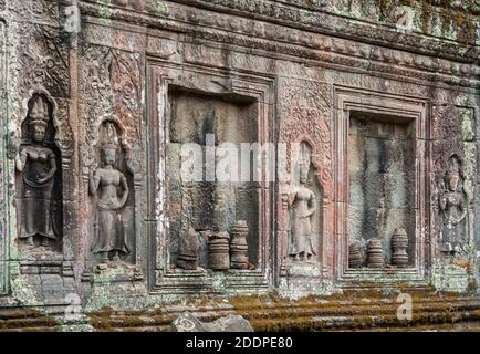 APSARA bas-reliefs sur les murs de l'ancien temple hindou khmer Ta Prohm à Angkor, Cambodge Banque D'Images